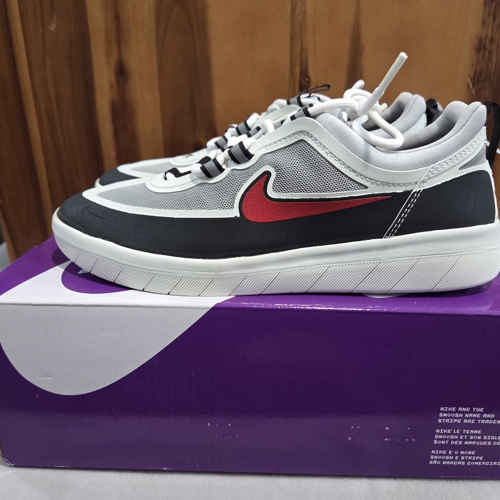Nike Men's Black and Red Sneakers